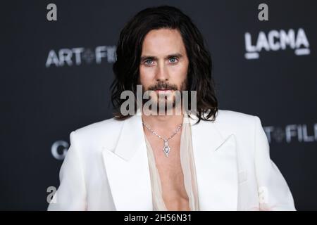 LOS ANGELES, CALIFORNIA, USA - NOVEMBRE 06: L'attore Jared Leto che indossa un vestito di Gucci arriva al 10° gala annuale dell'arte e del film LACMA 2021 che si tiene presso il Los Angeles County Museum of Art il 6 Novembre 2021 a Los Angeles, California, Stati Uniti. (Foto di Xavier Collin/Image Press Agency) Foto Stock