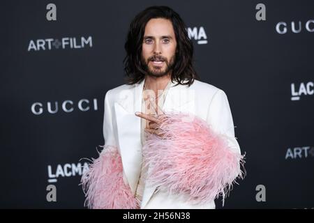 LOS ANGELES, CALIFORNIA, USA - NOVEMBRE 06: L'attore Jared Leto che indossa un vestito di Gucci arriva al 10° gala annuale dell'arte e del film LACMA 2021 che si tiene presso il Los Angeles County Museum of Art il 6 Novembre 2021 a Los Angeles, California, Stati Uniti. (Foto di Xavier Collin/Image Press Agency) Foto Stock