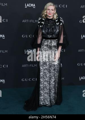 LOS ANGELES, CALIFORNIA, USA - 06 NOVEMBRE: L'attrice Kirsten Dunst arriva al 10° gala annuale LACMA Art + Film 2021, che si tiene presso il Los Angeles County Museum of Art il 6 novembre 2021 a Los Angeles, California, Stati Uniti. (Foto di Xavier Collin/Image Press Agency) Foto Stock