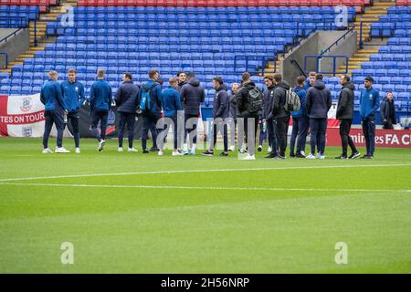 Bolton, Regno Unito. 7 novembre 2021. I giocatori della contea di Stockport ispezionano il campo la prima partita di fa Cup tra Bolton Wanderers e Stockport County all'Università di Bolton Stadium, Bolton, Inghilterra, il 7 novembre 2021. Foto di Mike Morese. Solo per uso editoriale, licenza richiesta per uso commerciale. Nessun utilizzo nelle scommesse, nei giochi o nelle pubblicazioni di un singolo club/campionato/giocatore. Credit: UK Sports Pics Ltd/Alamy Live News Foto Stock