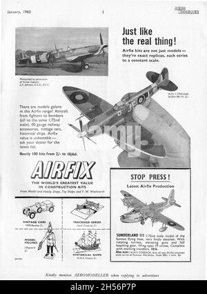 Kit per modelli in plastica Airfix, pubblicità a pagina intera. Il modello Spitfire mostrato è in mano, più l'ultima aggiunta alla gamma, Sunderland 111 flying boat. Foto Stock