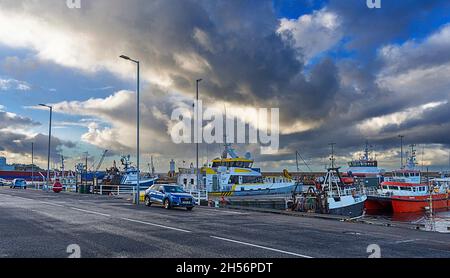 BUCKIE HARBOUR MORAY FIRTH SCOTLAND STRADA COMMERCIALE DI FRONTE ALLE BARCHE DA PESCA ORMEGGIATE Foto Stock