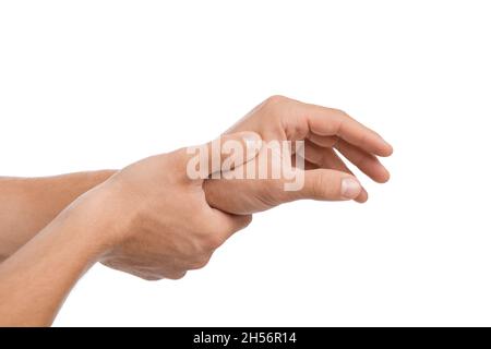 Giovane europeo massaggiante la mano e sofferente di dolore al polso, isolato su sfondo bianco, primo piano Foto Stock