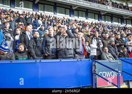 Bolton, Regno Unito. 7 novembre 2021. I tifosi della Stockport County durante la partita della fa Cup 1st Round tra Bolton Wanderers e la Stockport County presso lo stadio della University of Bolton, Bolton, Inghilterra, il 7 novembre 2021. Foto di Mike Morese. Solo per uso editoriale, licenza richiesta per uso commerciale. Nessun utilizzo nelle scommesse, nei giochi o nelle pubblicazioni di un singolo club/campionato/giocatore. Credit: UK Sports Pics Ltd/Alamy Live News Foto Stock