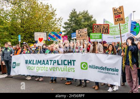 Amsterdam, Paesi Bassi, 06 novembre 2021. La gente di Milieudefensie con la bandiera che dice: 'Obbligo di clima per i principali inquinatori' accreditamento: Steppeland/Alamy Live News Foto Stock