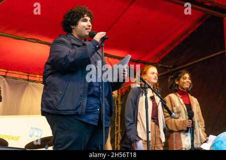 Amsterdam, Paesi Bassi, 06 novembre 2021. Giovani sul podio. Discorso di Mert Kumru – Rappresentante dei giovani delle Nazioni Unite per i diritti umani e la sicurezza. Steppeland/Alamy Live News Foto Stock