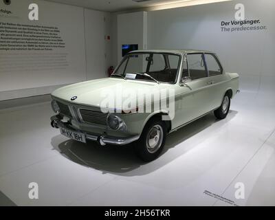 BMW 2002 ti, colore grigio. La BMW Serie 02 è una gamma di vetture compatte prodotte dalla BMW tra il 1966 e il 1977. BMW Museum, Monaco di Baviera, Germania Foto Stock