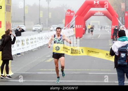 BUCAREST, ROMANIA - 30 ottobre 2021: Gli atleti sono in competizione alla gara di 10 km alla Maratona di Bucarest. Foto Stock