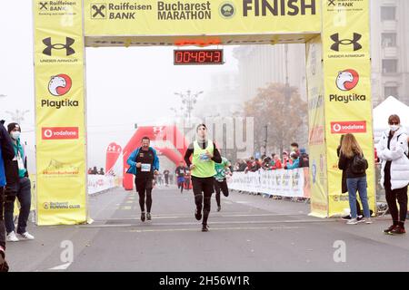 BUCAREST, ROMANIA - 30 ottobre 2021: Gli atleti sono in competizione alla gara di 10 km alla Maratona di Bucarest. Foto Stock