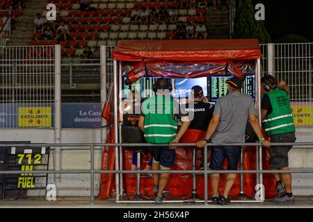 BARCELLONA, SPAGNA, 4 settembre 2021 : Vortex team di notte nella pitlane durante la 24 ore Series by Hanccok Barcelona race. Foto Stock