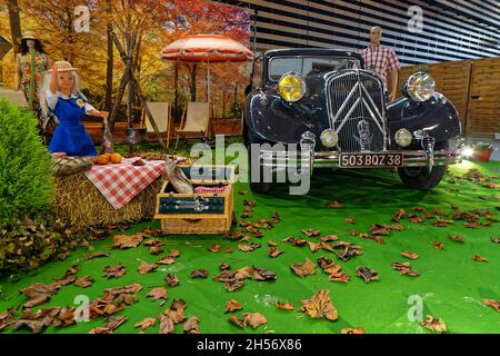 LIONE, FRANCIA, 5 novembre 2021 : molti stand sono decorati a Salon Epoq'Auto, organizzato dal 1979, con oltre 70,000 visitatori ogni anno. Foto Stock