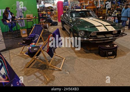 LIONE, FRANCIA, 5 novembre 2021 : molti stand sono decorati a Salon Epoq'Auto, organizzato dal 1979, con oltre 70,000 visitatori ogni anno. Foto Stock