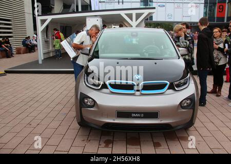 BMW i3, vista frontale, colore grigio, presentazione al Salone di Francoforte, anno 2013. Germania. Foto Stock