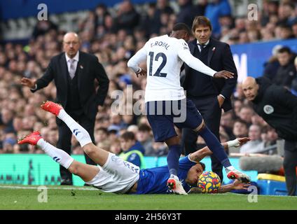 Liverpool, Regno Unito. 7 Nov 2021. Lucas Digne di Everton affrontata da Emerson di Tottenham durante la partita della Premier League al Goodison Park di Liverpool. Il credito dell'immagine dovrebbe leggere: Darren Staples/Sportimage Credit: Sportimage/Alamy Live News Credit: Sportimage/Alamy Live News Foto Stock