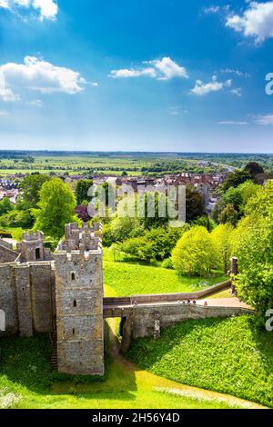 Il Barbican e ponte levatoio a Arundel Castle, West Sussex, Regno Unito Foto Stock