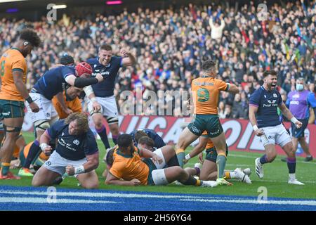 Edimburgo, Regno Unito. 7 Nov 2021. Hamish Watson of Scotland segna il ScotlandÕs tentativo durante la partita Autumn Nation Series al Murrayfield Stadium di Edimburgo. Il credito d'immagine dovrebbe leggere: Neil Hanna/Sportimage Credit: Sportimage/Alamy Live News Foto Stock