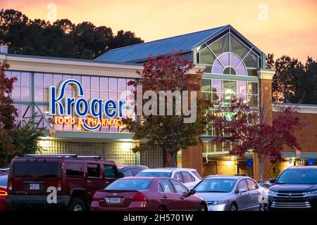 Negozio di alimentari e farmacia Kroger al tramonto a Snellville (Metro Atlanta), Georgia. (STATI UNITI) Foto Stock