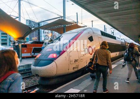 Parigi, Francia, treno TGV in stazione, persone che viaggiano con maschere sulla piattaforma Inoui Foto Stock