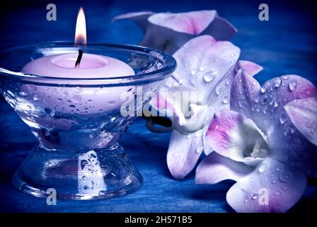 candela e fiori, consapevolezza e relax concetto Foto Stock