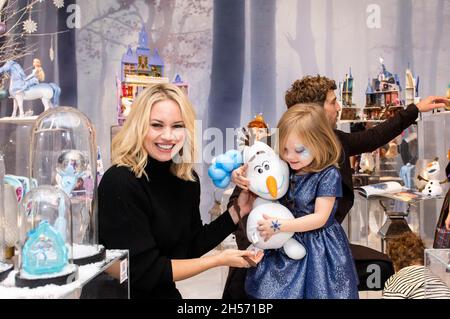 SOLO PER USO EDITORIALE Singer e ballerina Kimberly Wyatt, con suo marito Max Rodgers e la figlia Maple partecipare a una speciale prima a Londra della nuova serie originale, OLAF presenta, in vista del suo lancio su Disney+ per Disney+ Day il 12 novembre, . Data foto: Domenica 7 novembre 2021. Foto Stock