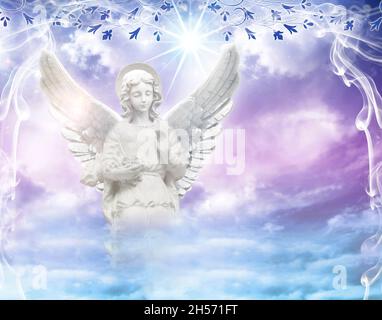bellissimo angelo arcangelo su cielo mistico con galassia e stelle sfondo e con spazio copia Foto Stock