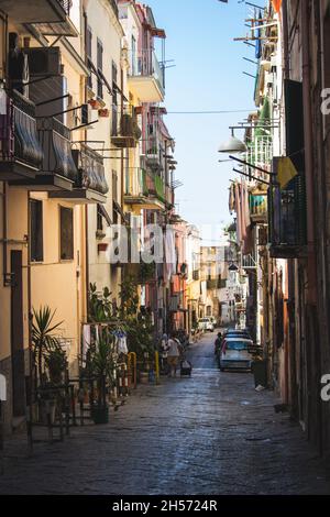 NAPOLI, ITALIA. Classica strada romantica nel centro storico di Napoli. Immagine a toni Foto Stock