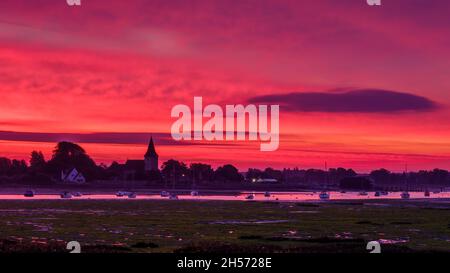 Bosham, Regno Unito - 18 ottobre 2021: Alba autunnale su Bosham, West Sussex, Regno Unito Foto Stock