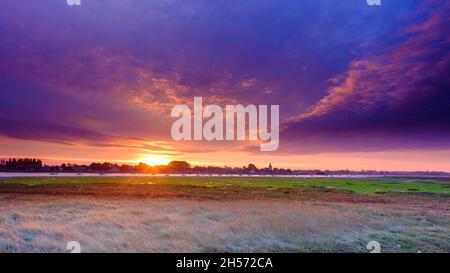 Bosham, Regno Unito - 18 ottobre 2021: Alba autunnale su Bosham, West Sussex, Regno Unito Foto Stock