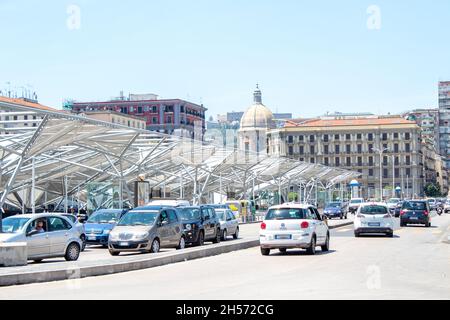 NAPOLI - lug 11: Nuova stazione che collega la città alla ferrovia di Napoli il 11 luglio. 2019 in Italia Foto Stock