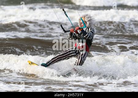 Barassie, Regno Unito. 7 Nov 2021. Forti venti e alte onde hanno attratto i kite surfisti a nord spiaggia, Barassie, Ayrshire, Scozia, Regno Unito compreso il famoso personaggio del film 'Beetlejuice'. Questo è stato un membro del kitesurfing club in costume oggi, la prima opportunità da Halloween. Credit: Findlay/Alamy Live News Foto Stock