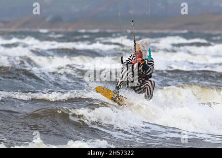 Barassie, Regno Unito. 7 Nov 2021. Forti venti e alte onde hanno attratto i kite surfisti a nord spiaggia, Barassie, Ayrshire, Scozia, Regno Unito compreso il famoso personaggio del film 'Beetlejuice'. Questo è stato un membro del kitesurfing club in costume oggi, la prima opportunità da Halloween. Credit: Findlay/Alamy Live News Foto Stock