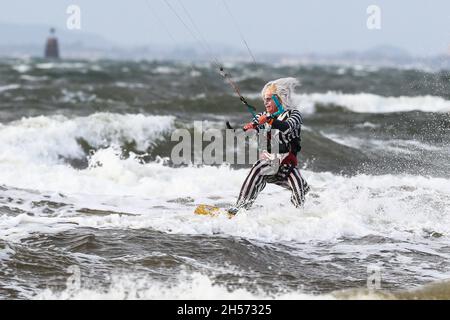 Barassie, Regno Unito. 7 Nov 2021. Forti venti e alte onde hanno attratto i kite surfisti a nord spiaggia, Barassie, Ayrshire, Scozia, Regno Unito compreso il famoso personaggio del film 'Beetlejuice'. Questo è stato un membro del kitesurfing club in costume oggi, la prima opportunità da Halloween. Credit: Findlay/Alamy Live News Foto Stock