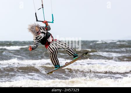 Barassie, Regno Unito. 7 Nov 2021. Forti venti e alte onde hanno attratto i kite surfisti a nord spiaggia, Barassie, Ayrshire, Scozia, Regno Unito compreso il famoso personaggio del film 'Beetlejuice'. Questo è stato un membro del kitesurfing club in costume oggi, la prima opportunità da Halloween. Credit: Findlay/Alamy Live News Foto Stock