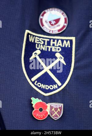 Londra, Regno Unito. 7 Nov 2021. Un West Ham Fan indossa un distintivo di papavero su questo cappotto durante la partita di Premier League al London Stadium, Londra. L'accreditamento dell'immagine dovrebbe leggere: Paul Terry/Sportimage accreditamento: Sportimage/Alamy in tensione di notizie accreditamento: Sportimage/Alamy in tensione le notizie Foto Stock