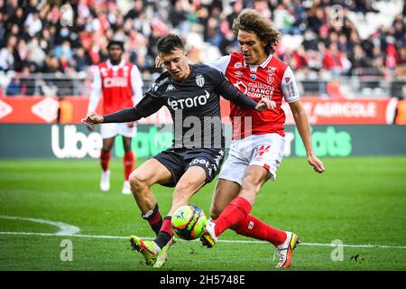 Aleksandr GOLOVIN di Monaco e Wout FAES di Reims durante il campionato francese Ligue 1 partita di calcio tra Stade de Reims e AS Monaco il 7 novembre 2021 allo stadio Auguste Delaune di Reims, Francia - Foto: Matthieu Mirville/DPPI/LiveMedia Foto Stock