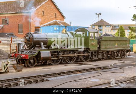 Minehead, Somerset, Regno Unito, 28 settembre 2021: Una locomotiva a vapore n. 9351 sulla ferrovia del Somerset occidentale conservata nella stazione di Minehead. Foto Stock