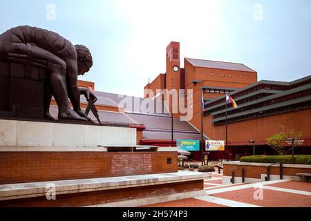 La British Library di Londra è una delle più grandi biblioteche del mondo. Una statua di Sir Isaac Newton è visibile sulla piazza in primo piano. Foto Stock