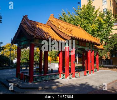 Seattle, WA - USA - 25 settembre 2021: Vista del Padiglione in Hing Hay Park, un parco pubblico nel quartiere di Chinatown-International District di Downt Foto Stock