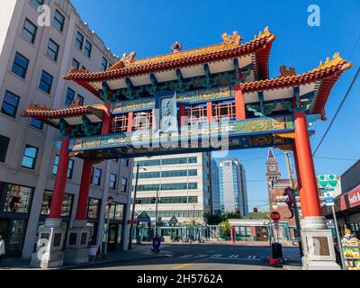 Seattle, WA - USA - 25 settembre 2021: Vista dello storico Chinatown Gate, un moderno arco di Paifang nel quartiere Chinatown-International District Foto Stock