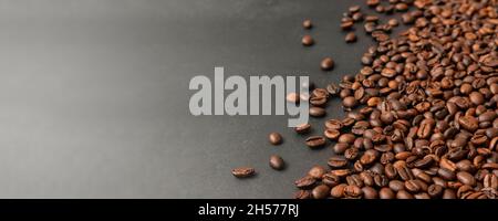 Fondo di chicchi di caffè appena tostati. Banner orizzontale Foto Stock