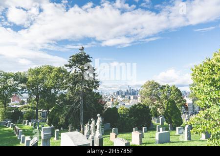 Vista dello skyline di Manhattan dal Greenwood Cemetery di Brooklyn. Stile vintage Foto Stock