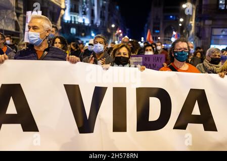 Una donna anziana è vista tra circa 2000 persone che protestano contro l'aumento dei prezzi dell'elettricità negli ultimi mesi con una manifestazione a Barcellona, in Spagna, il 6 novembre 2021. Il malcontento è dovuto al continuo aumento dei tassi di energia elettrica in Spagna a seguito dell'ultima riforma del disegno di legge decretata dal governo spagnolo il 2 giugno. (Foto di Davide Bonaldo/Sipa USA) Foto Stock