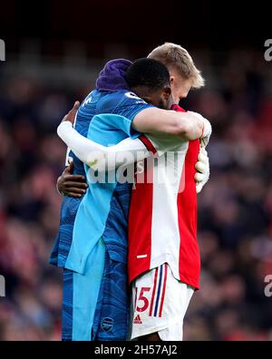 Il portiere dell'Arsenal Aaron Ramsdale (a sinistra) abbraccia il compagno di squadra Ainsley Maitland-Niles alla fine della partita della Premier League all'Emirates Stadium di Londra. Data foto: Domenica 7 novembre 2021. Foto Stock