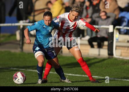 HETTON LE HOLE, GBR. 7 NOVEMBRE. Louise Griffiths of Sunderland e Hayley Nolan of London City Lionesses in azione durante la partita fa Women's Championship tra Sunderland e London City Lionesses a Eppleton CW, Hetton domenica 7 novembre 2021. (Credit: Will Matthews | MI News) Credit: MI News & Sport /Alamy Live News Foto Stock