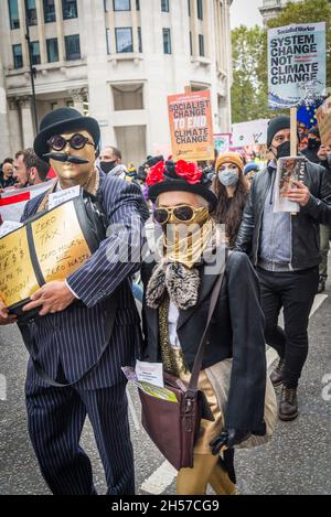 Persone vestite da banchieri, manifestazione Global Day of Action for Climate Justice, Londra, Regno Unito. 6 novembre 2021 Foto Stock