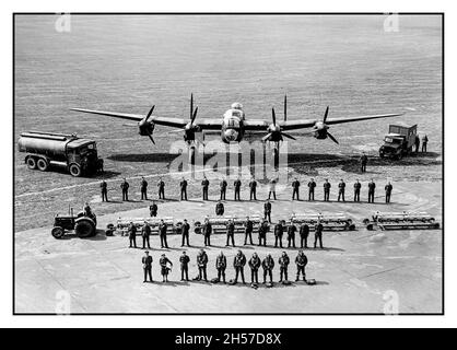 PERSONALE DEL SERVIZIO DI BOMBARDIERI DI LANCASTER WW2 tutto il personale del RAF ha richiesto di tenere un Avro Lancaster del comando del bombardiere del RAF che vola sulle operazioni di guerra, preso a Scampton, Lincolnshire, 11 giugno 1942. Record notevole delle varie persone e dei doveri richiesti durante la seconda guerra mondiale per mantenere gli aerei trasportati e in un'azione vitale e coraggiosa aereo contro la Germania nazista Foto Stock