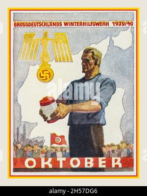 1939/1940, poster della carta di Propaganda nazista per Grossdeutschlands Winterhilfswerk, Germania nazista fondi di donazione di beneficenza a persone meno fortunate tedesche.WINTERHILFSWERK 1930 il 13 settembre 1933 Adolf Hitler ha aperto la "prima azione di aiuto invernale contro la fame e il freddo". Nel suo discorso, egli ha contrastato la 'solidarietà marxista internazionale', sempre combattuta, con la 'solidarietà nazionale vivente del popolo tedesco', che era 'eternamente giustificato nel sangue' qui una collezione di abiti e donazioni di cibo 'nazional socialisti 'swastika bandiera in background nazista Germania Foto Stock