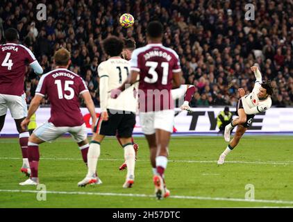 Il Trent Alexander-Arnold di Liverpool (a destra) tenta un colpo sul traguardo durante la partita della Premier League al London Stadium di Londra. Data foto: Domenica 7 novembre 2021. Foto Stock