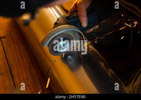 Installazione di un camino ad un camino, un'uscita di un fumo da prodotti di combustione. Nuovo Foto Stock