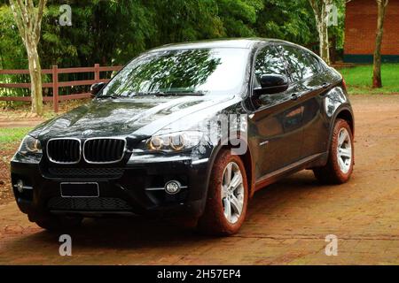 La nuova BMW X6 (E71): Prova la nuova BMW X6 in fango, vista frontale, colore nero, 1a generazione, prodotta dal 2008 al 2014. São Paulo - Brasile . Foto Stock